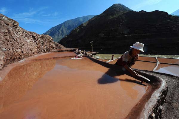 Tourists drawn to salt pans in Tibet