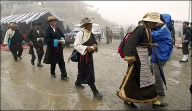 Chinese traders in India after crossing the Nathu La Pass. India is expected to witness a boom in tourism when a proposal to open a Silk Road mountain pass to China for regular travellers comes into effect, a study said.(AFP