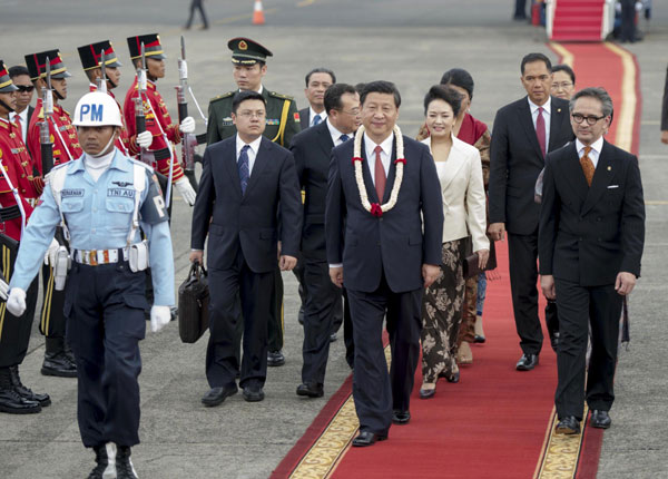 President Xi Jinping is welcomed by Indonesian Foreign Affairs Minister Marty Natalegawa in Jakarta, the capital of Indonesia, Oct 2, 2013. Xi arrives in Jakarta for state visit