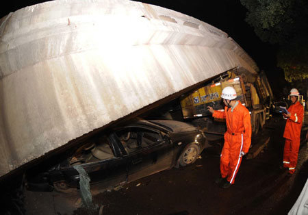 Rescue under way as viaduct collapse kills 6