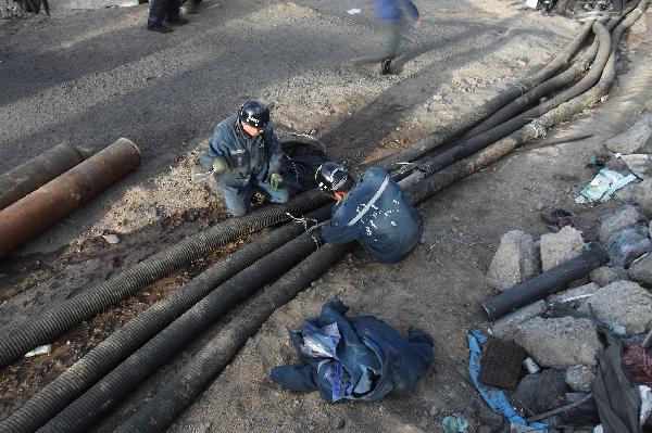 Divers enter flooded mine in north China