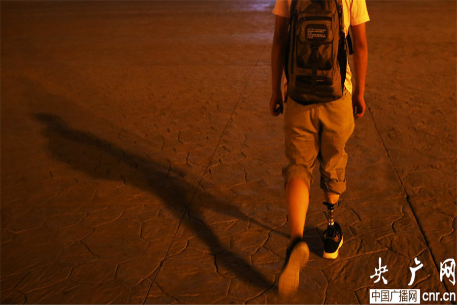 Hebei amputees sell artificial limbs with love