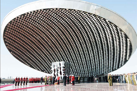 Female suicide bomber kills 35 at shrine