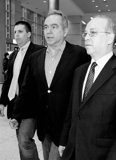 US delegation looks to mend fences