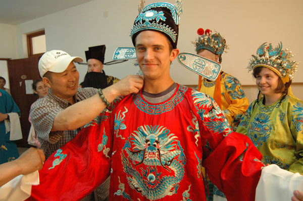 US students spend summer learning Peking Opera
