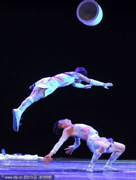 Acrobatics competition stuns Chongqing