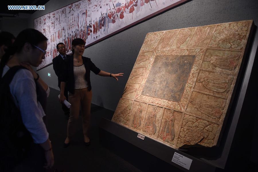 Cultural relics exhibition opens to public in Beijing