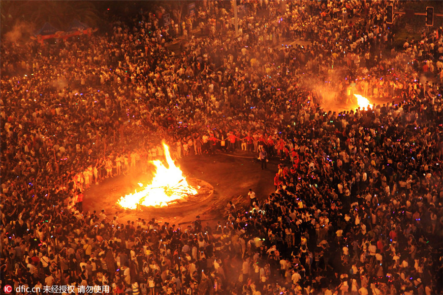 Yi ethnic people celebrate Torch Festival in Sichuan