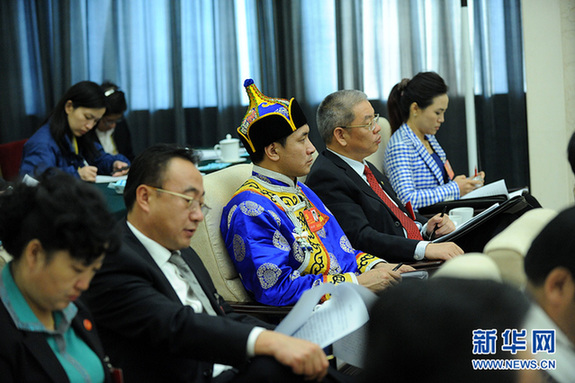 甘肅省代表團(tuán)討論對(duì)中外記者開放
