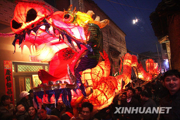 500米板凳長龍鬧新春