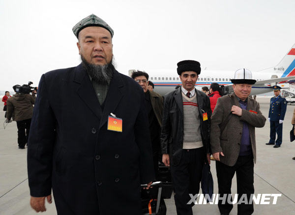 出席全國政協十一屆三次會議的委員陸續抵京(圖)