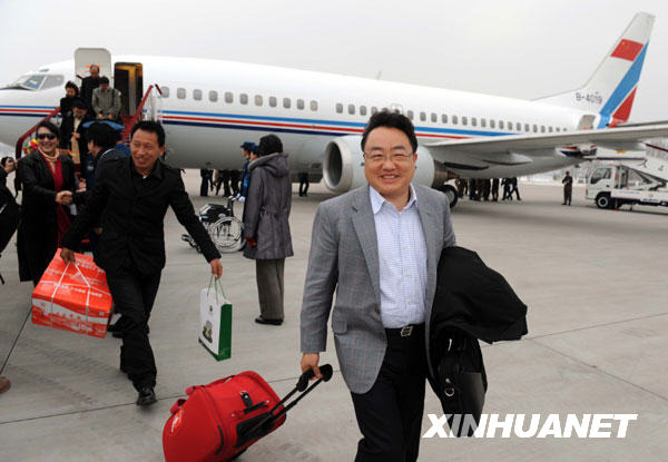 出席全國政協十一屆三次會議的委員陸續抵京(圖)