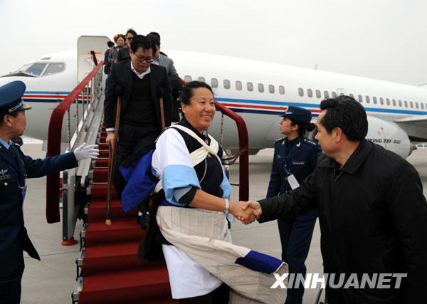 出席全國政協十一屆三次會議的委員陸續抵京(圖)