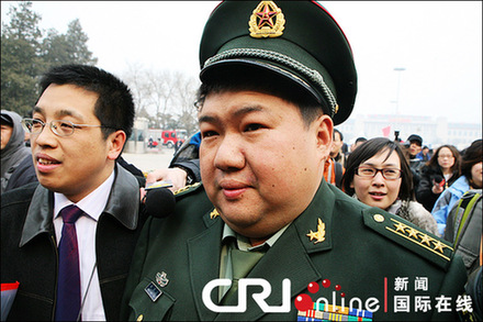 兩會(huì)花絮：名人委員備受媒體追捧(圖)