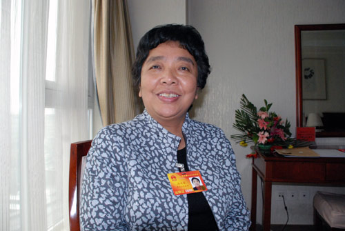 尚慶蓮代表:學校應向中小學學生“拇指族”說不