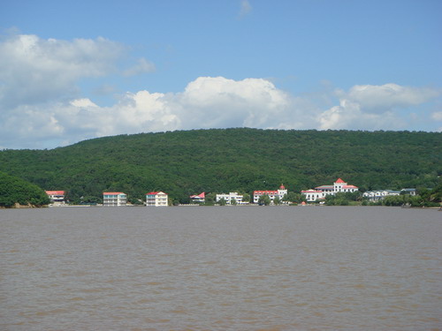 網(wǎng)絡(luò)媒體龍江行采訪團(tuán)游覽北方避暑勝地——鏡泊湖