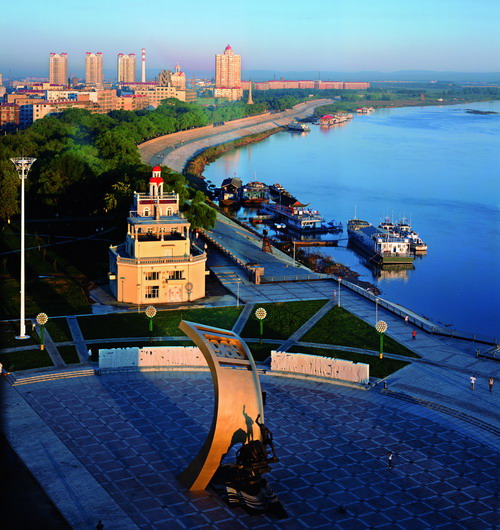 網(wǎng)絡(luò)媒體龍江行采訪團(tuán)參觀佳木斯沿江十里景觀帶