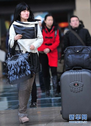 [春運·印象]年輕潮人回家路 書香愛意緊相隨