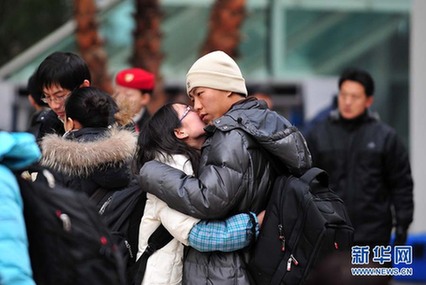 [春運·印象]年輕潮人回家路 書香愛意緊相隨