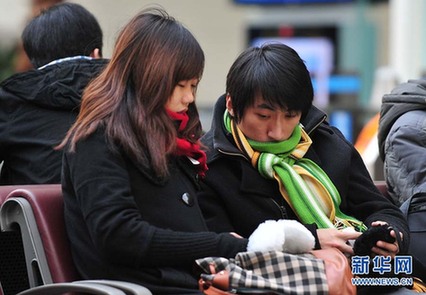 [春運·印象]年輕潮人回家路 書香愛意緊相隨