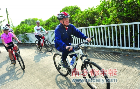 香港特首曾蔭權(quán)新浪開微博展示親民(圖)