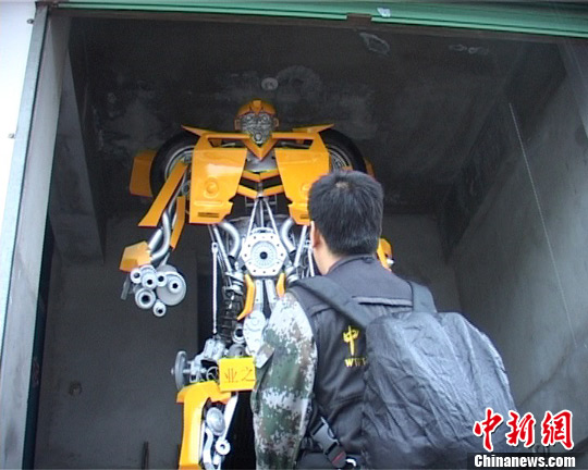 河南大學生廢舊零件造2噸“大黃蜂” 欲靠此創業