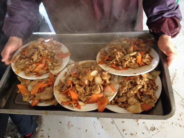 農(nóng)歷初六到農(nóng)村吃席去 打包成了新風(fēng)尚