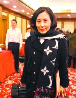 楊瀾穿著從衣領到款式都是典型OL風格(圖)