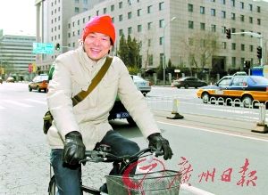 楊瀾穿著從衣領到款式都是典型OL風格(圖)