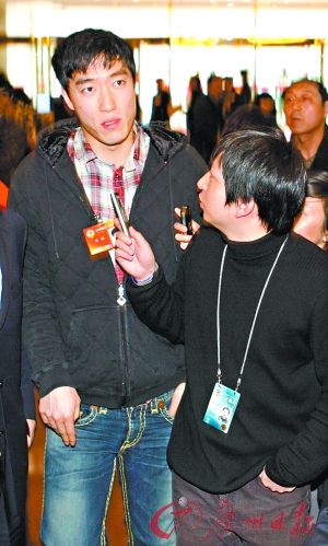 楊瀾穿著從衣領到款式都是典型OL風格(圖)