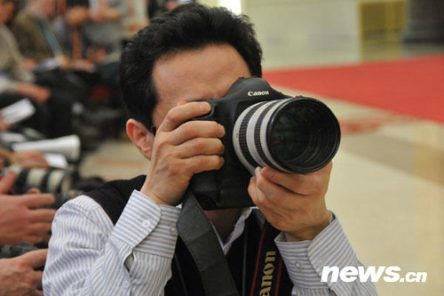 兩會攝影記者的百變身姿