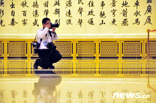 兩會攝影記者的百變身姿