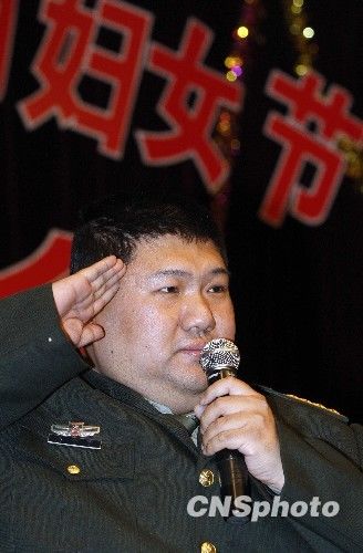 兩會花絮：男委員向女委員獻花賀節日