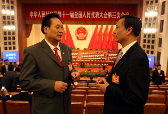 父子人大代表共同參加會議(圖)