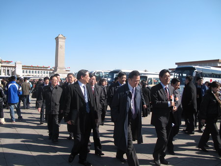 參會委員步入會場