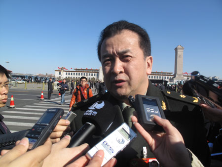 政協委員黃宏接受記者采訪(圖)