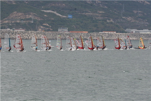 大運帆板測試賽：58名選手劈波斬浪