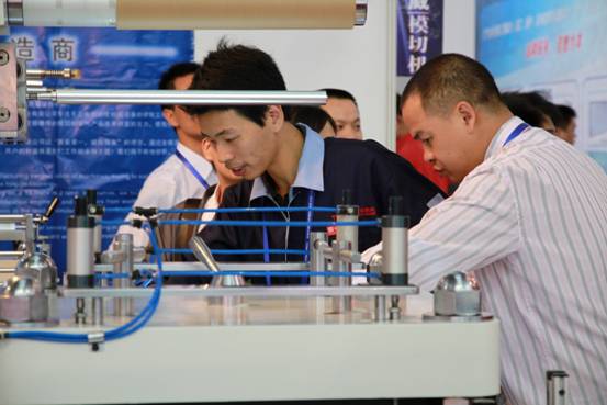 臺灣巨頭組團來深采購 高交會光電平板精彩迭出