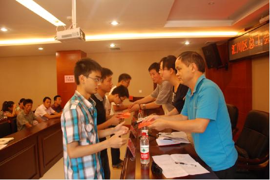 匯川區(qū)“助學(xué)行動(dòng)”助寒門學(xué)子圓大學(xué)夢(mèng)