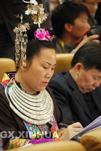 少數(shù)民族代表聽取報告