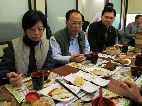 香港特首曾蔭權(quán)新浪開微博展示親民(圖)