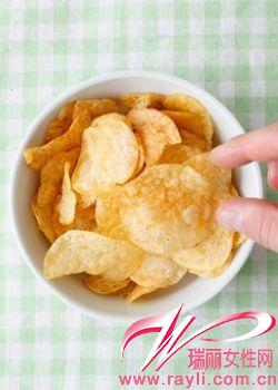 香港發(fā)現(xiàn)多數(shù)炸焗小食含致癌物 薯片愈薄脆愈高危