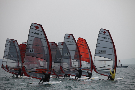 積極備戰(zhàn)的帆板隊(duì)員們！