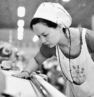 記全國(guó)勞模、武漢江南實(shí)業(yè)集團(tuán)有限公司紡織女工胡丹