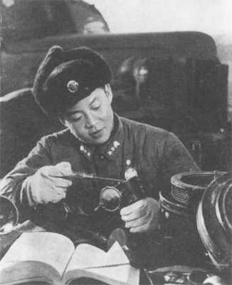 老照片：雷鋒“廢物利用” 節(jié)省資金