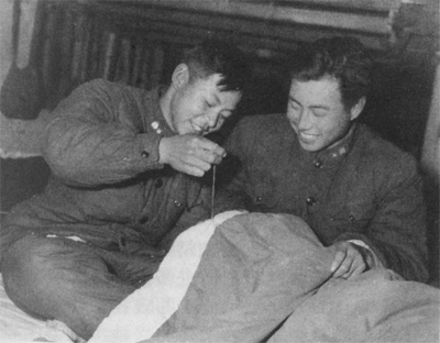 老照片：雷鋒縫被子