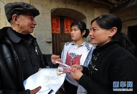 草根故事:一位八旬老人為近萬名貧困生募集助學款