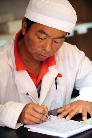 “溜索醫(yī)生”鄧前堆：只盼架起一座橋