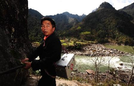 “溜索醫(yī)生”鄧前堆：只盼架起一座橋