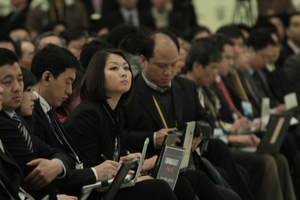 中國日報記者朱喆在記者會現場采訪